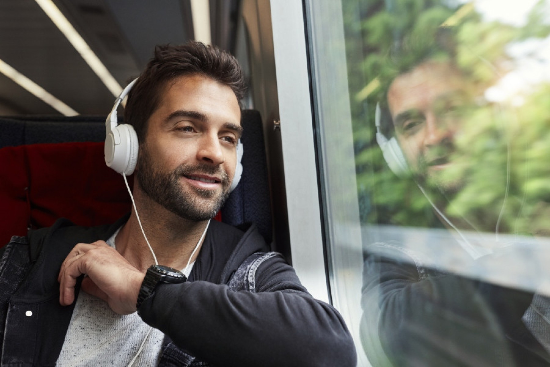 El suave ritmo de los trenes complementa su experiencia musical, creando un fondo armonioso para la escucha.