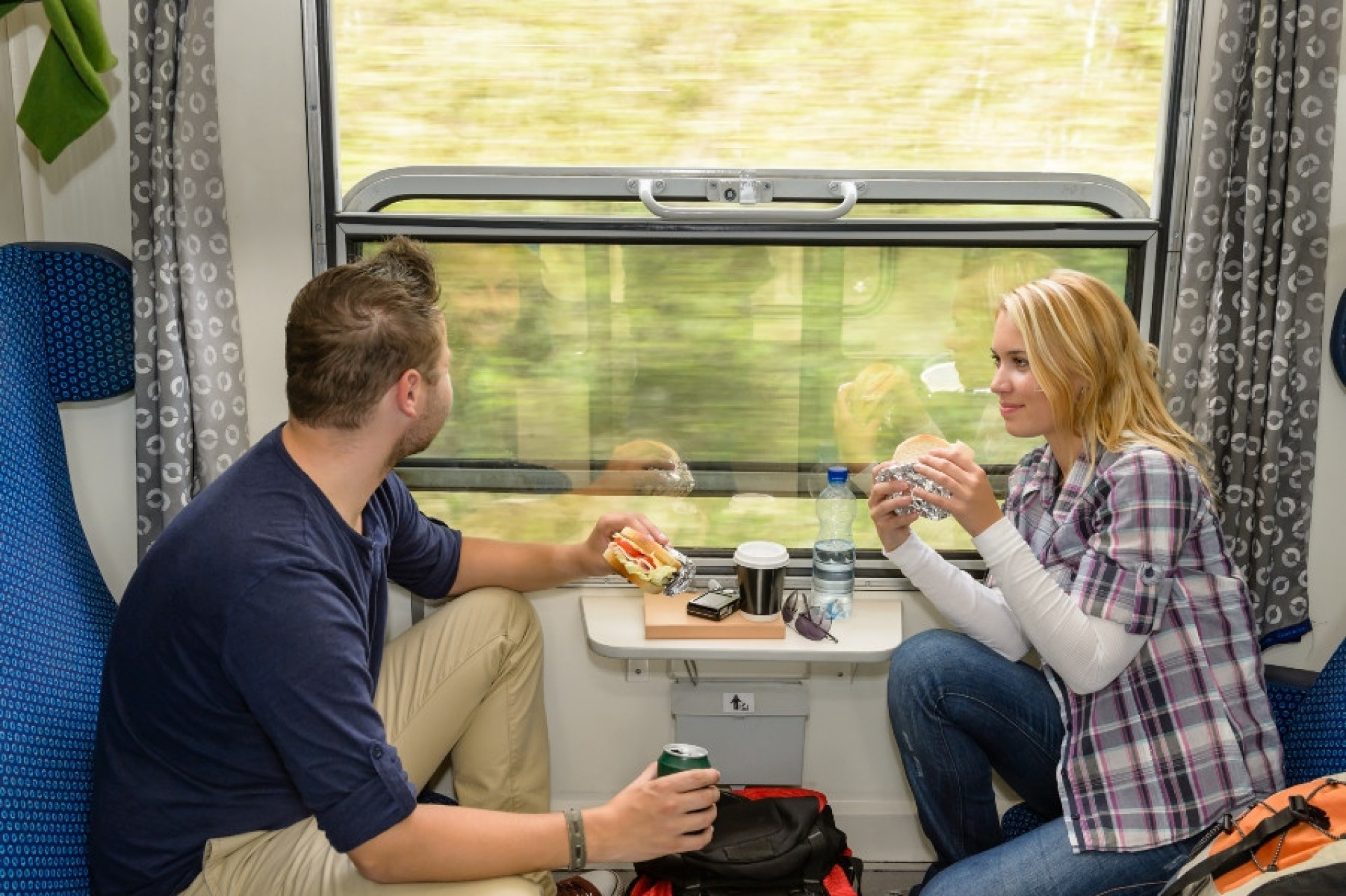 <p>Los trenes que recorren largas distancias suelen tener una cocina que ofrece desayunos, almuerzos y cenas y, dependiendo del país en el que te encuentres, la comida irá variando.</p>