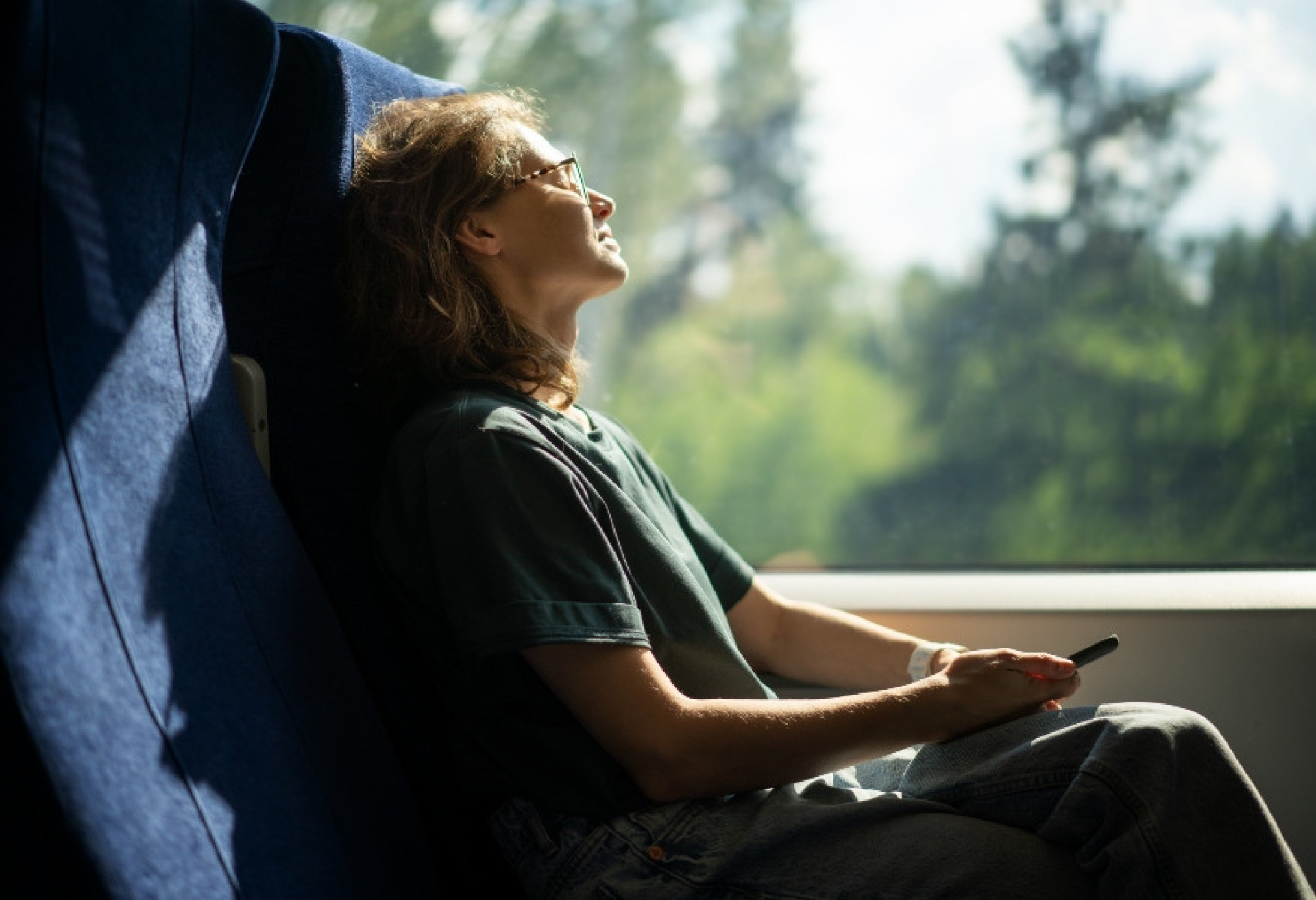 <p>El viaje en tren se desarrolla con suavidad, permitiendo a los pasajeros relajarse en medio de amplias comodidades y vistas panorámicas. Puedes sentarte y dormir un rato si necesitas descansar mientras viajas a tu próximo destino.</p>