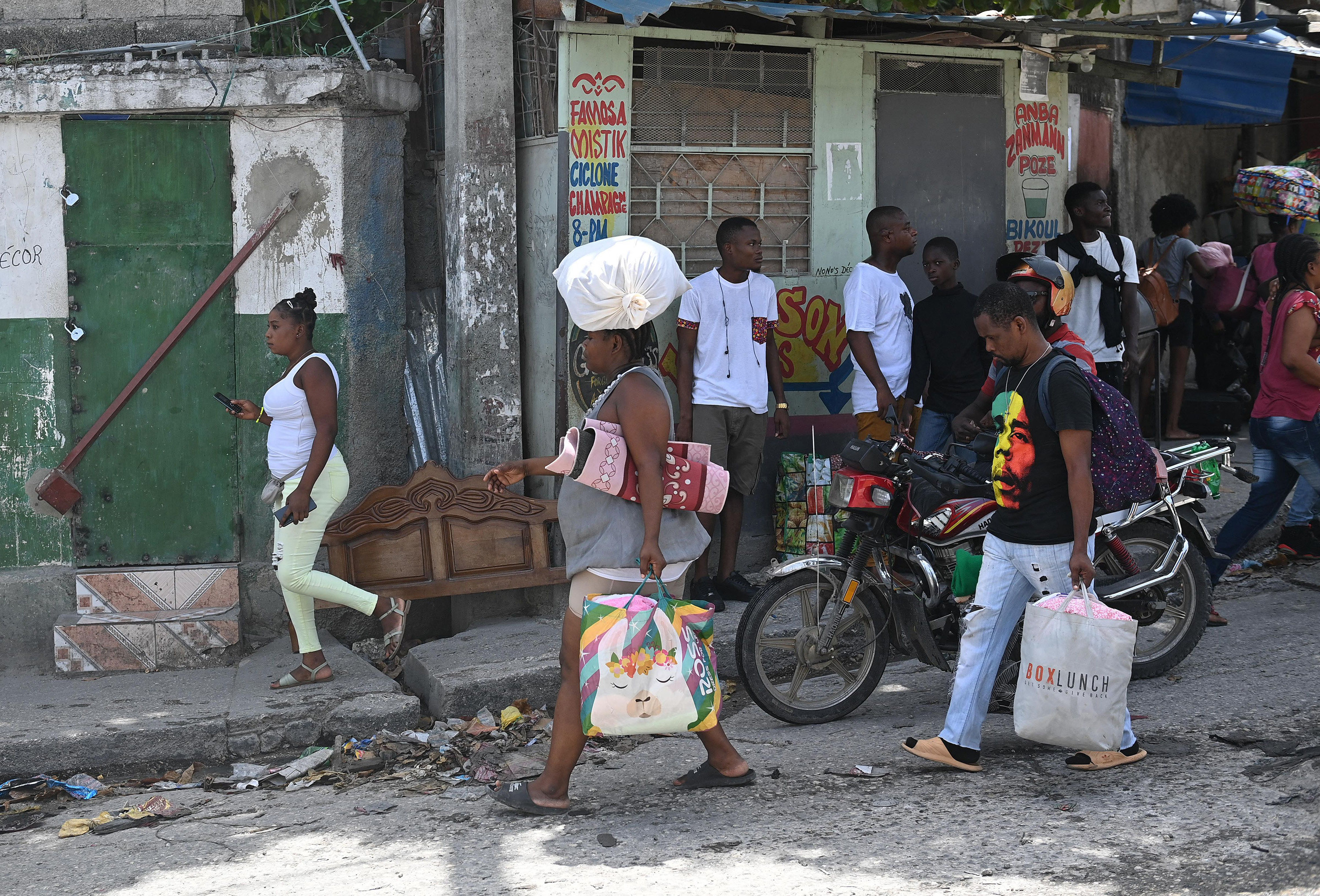 В Гаити международного аэропорта «Туссен-Лувер-тюр». Gangs already Control up to 90% of Haiti's Capital — Russian Embassy.