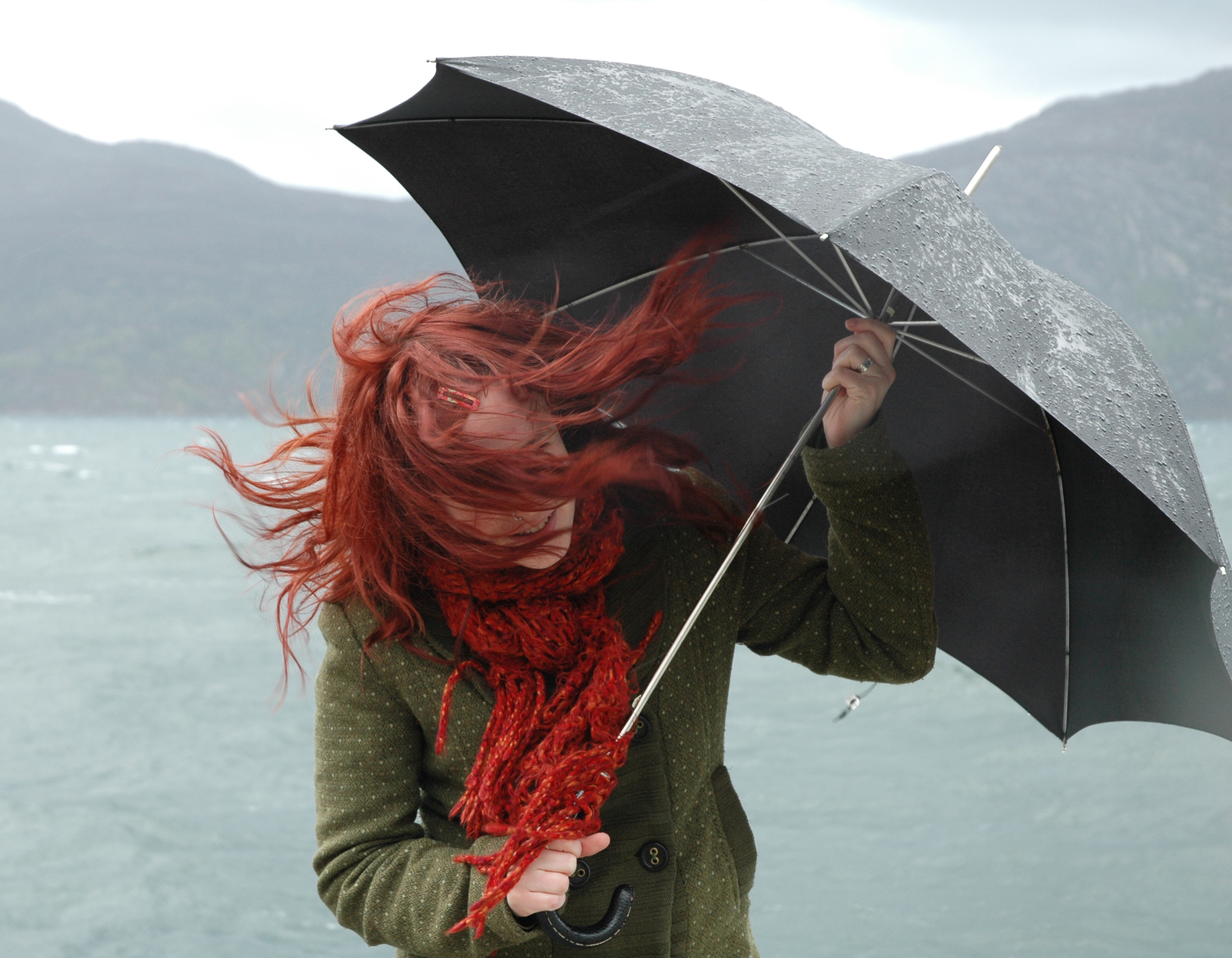 Слушая гул осеннего ветра у сестры. Ветер зонтик. Сильный ветер и зонт. Девушка с зонтом. Рыжая девушка с зонтом.