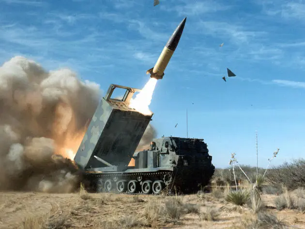 Eine M39-Rakete wird aus einem HIMARS-Mehrfachraketenwerfer verschossen. (Symbolfoto)