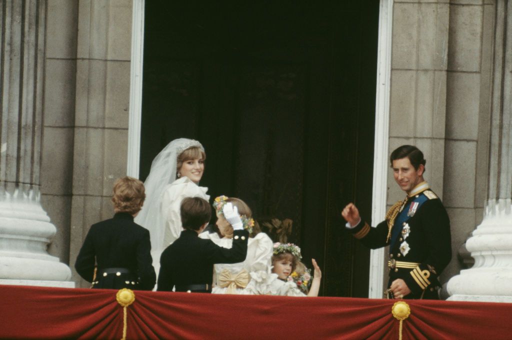 <p>After giving the crowd a royal-worthy balcony kiss, Princess Diana flashed spectators with one last smile before heading inside. I love it!!</p>