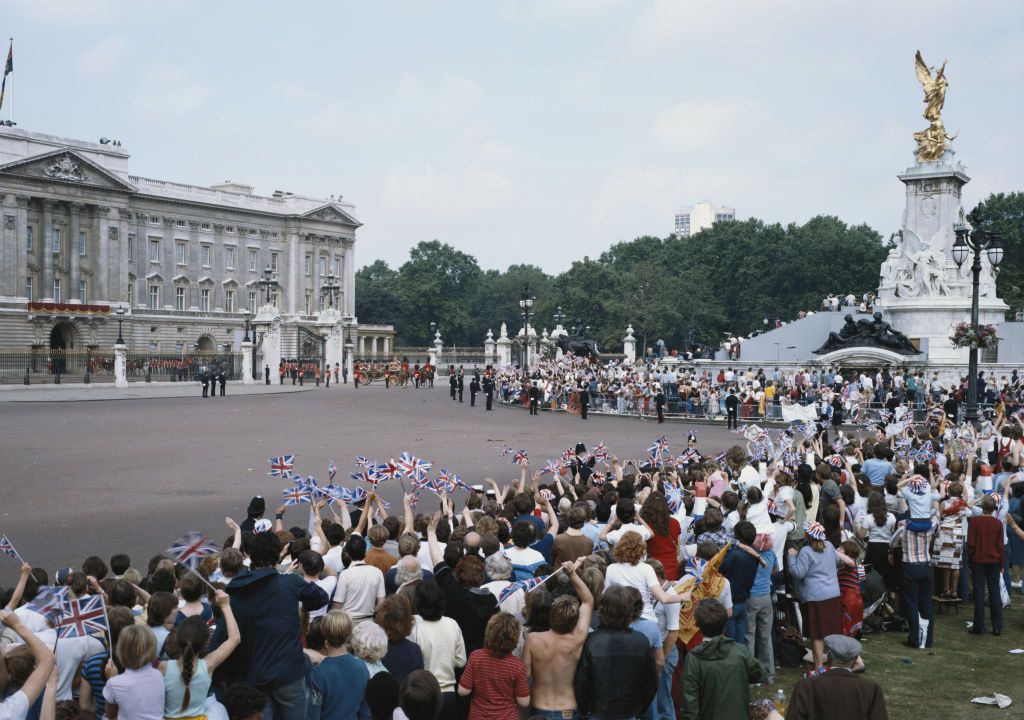 <p>Crowds lined up outside of the gates at Buckingham Palace in order to spot the couple arriving for their reception or perhaps an appearance on the balcony.</p>