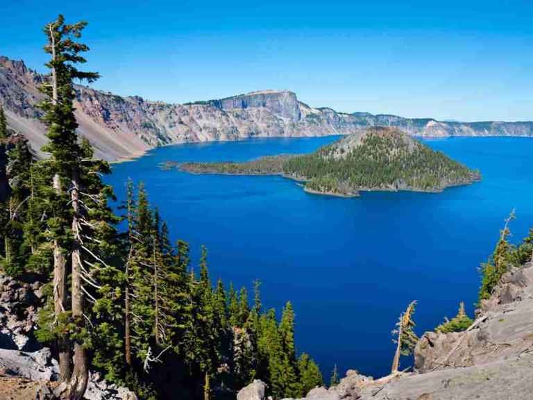 Choose the perfect Oregon itinerary and see the best places to visit in Oregon. From rain forest to desert, and ocean to mountains.
