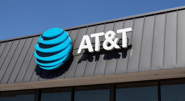 AT&T beats wireless subscriber estimates amid bundling push