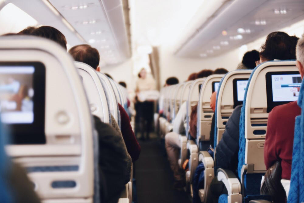 vrouw is agressief in vliegtuig: 76.500 euro boete!