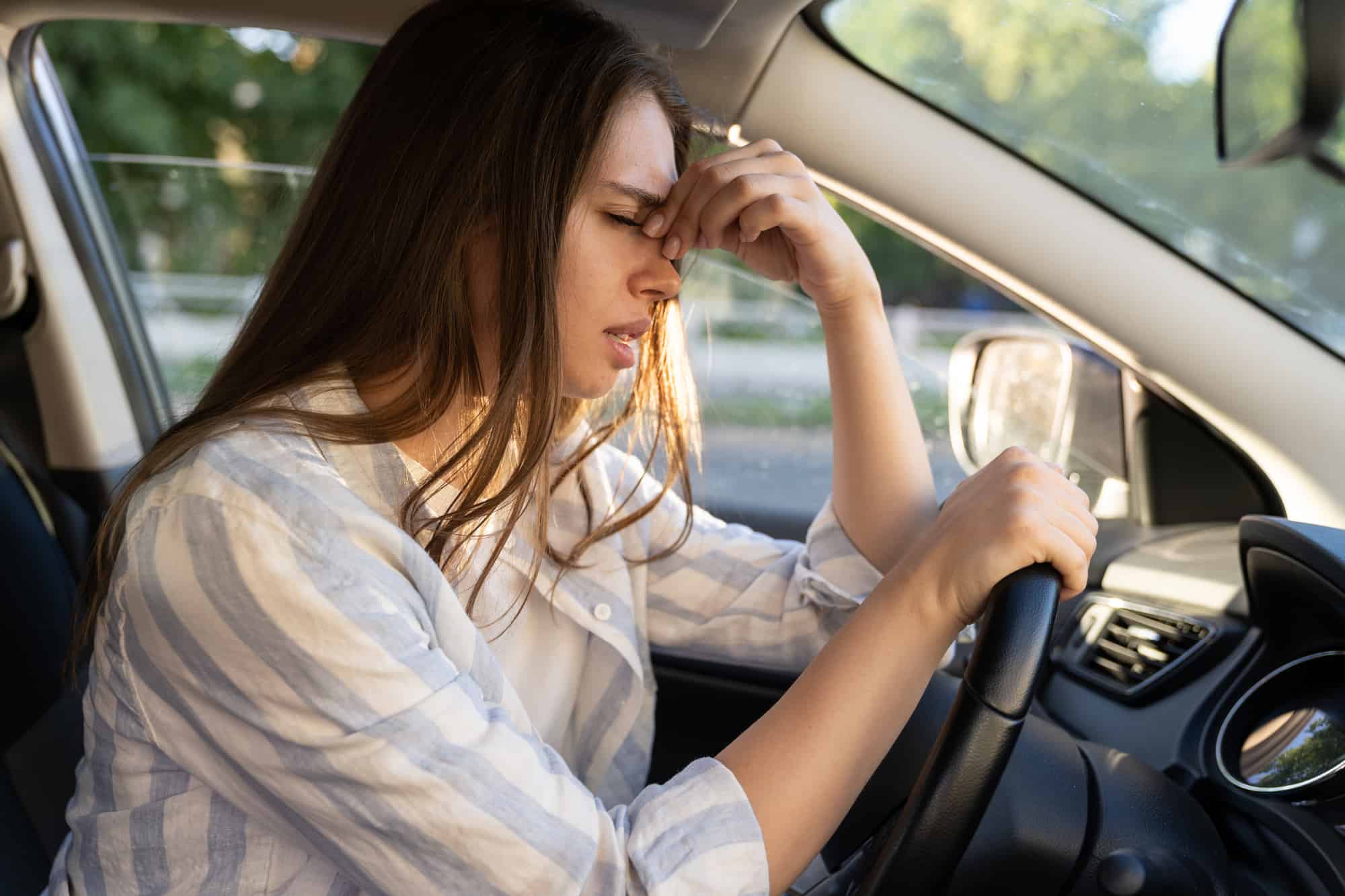 Car feel. Жара в машине. Вождение. Девушка водитель. Грустная девушка за рулем.