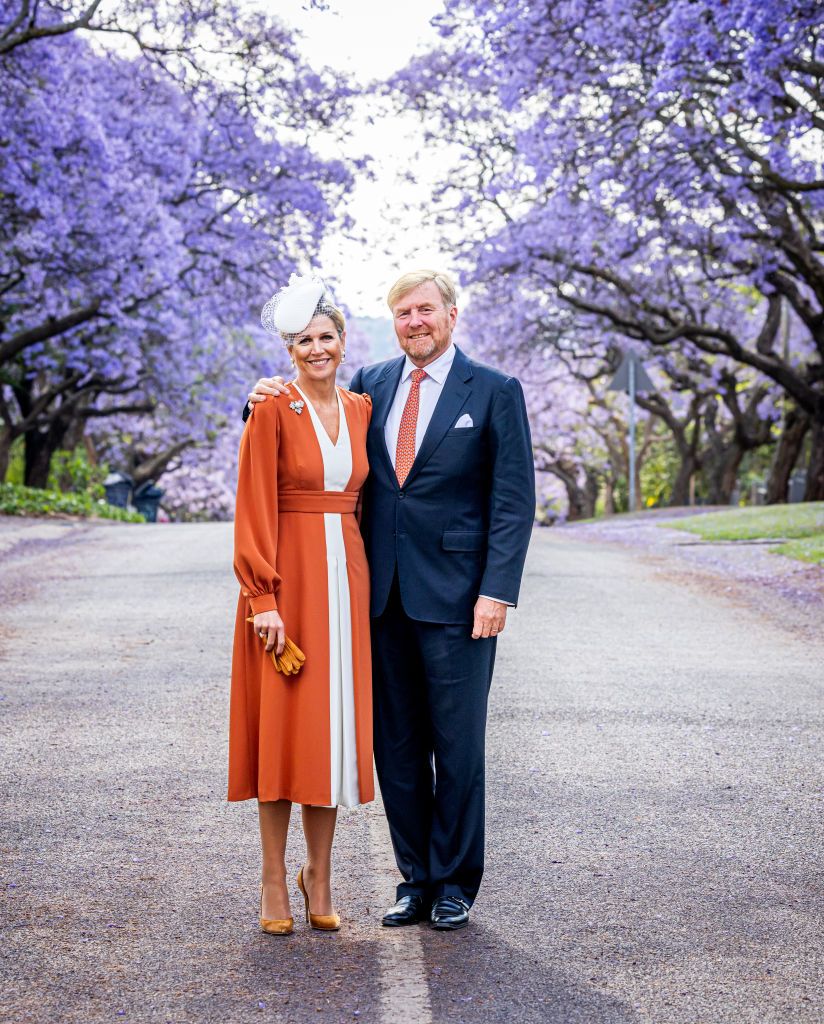 <p>Maxima looked lovely in orange and white at the Jacaranda Trees in Pretoria, South Africa.</p>