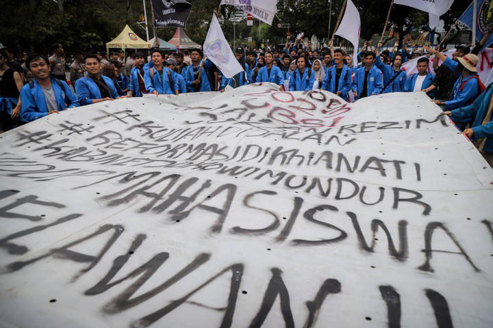 Kelompok mahasiswa yang tergabung dalam Aliansi Badan Eksekutif Mahasiswa Seluruh Indonesia (BEM SI) melakukan unjuk rasa di kawasan Patung Kuda, Jakarta, Jumat (20/10/2023). Foto: Jamal Ramadhan/kumparan