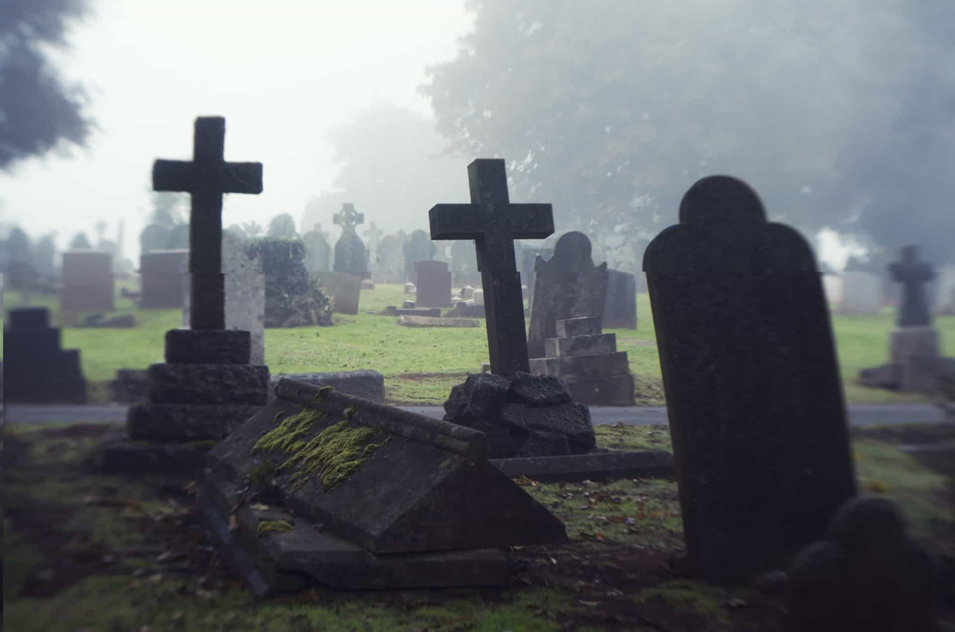 Сцена кладбища. Кладбище Graveyard. Светящиеся кресты на кладбище.