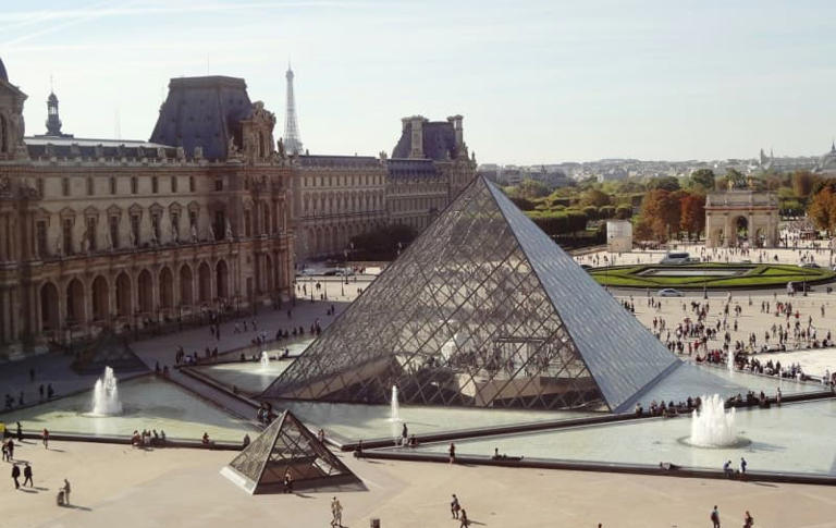 Tourists in Paris, the Louvre (pixabay.com)