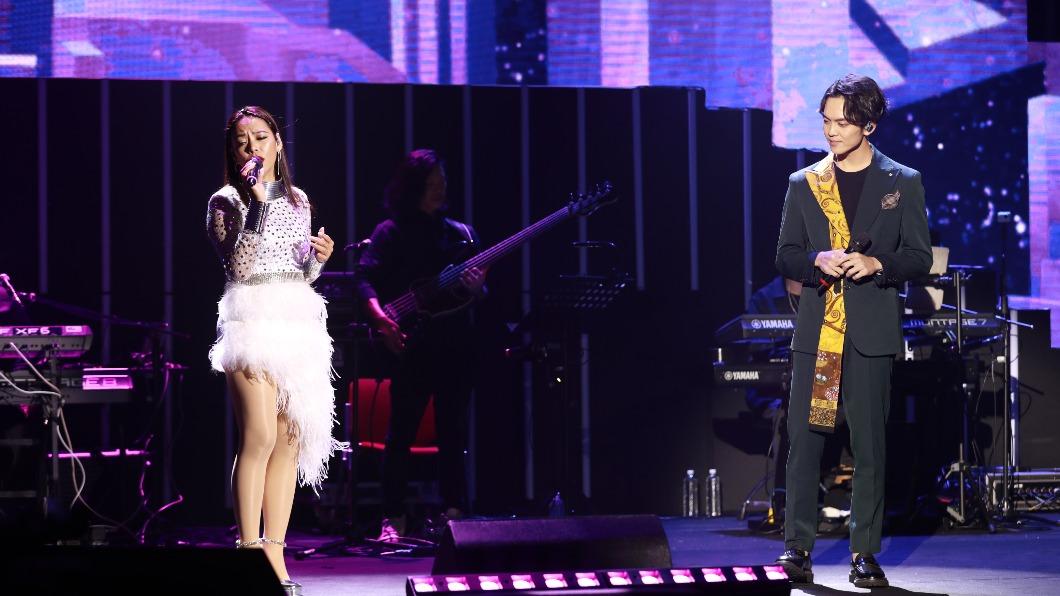 張惠春（左）也和郭忠祐對唱〈你最珍貴〉。（圖／寶吉祥集團提供）