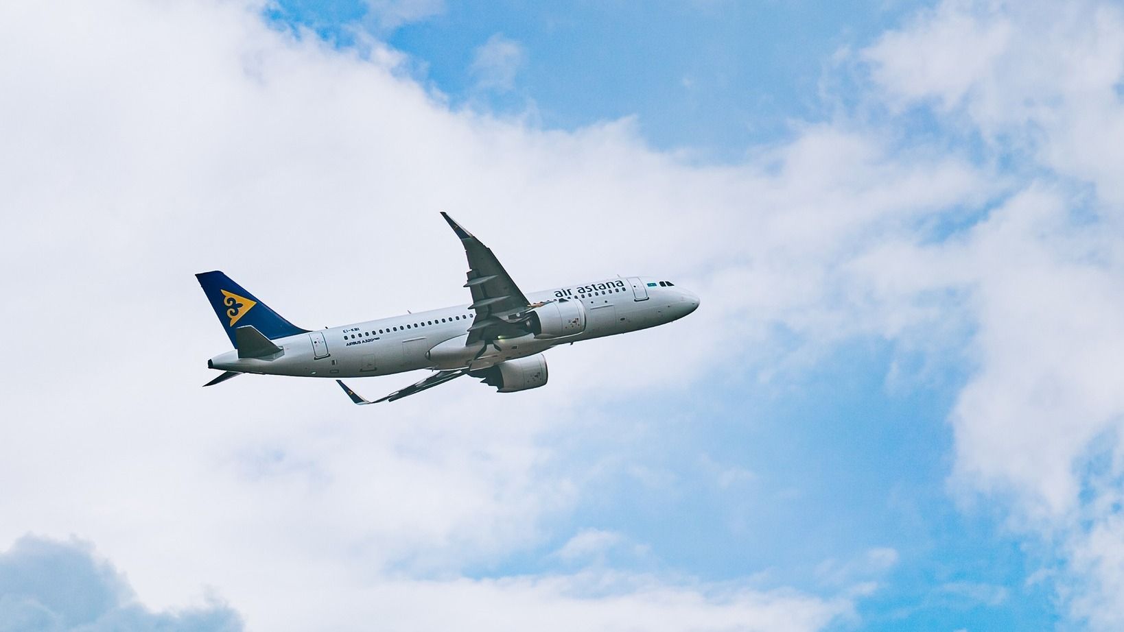 Air astana incident engine. Самолет в небе. Фото летящего самолета. Фото самолёта в аэропорту. Самолеты в небе Храброво фото.