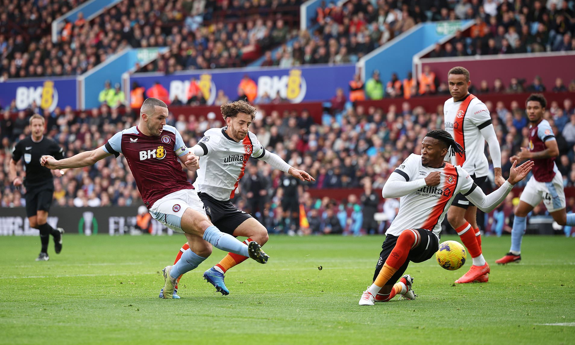 Тоттенхэм лутон таун прямая трансляция. Shaw injury against Luton Town. Lyke Shaw injury against Luton Town.