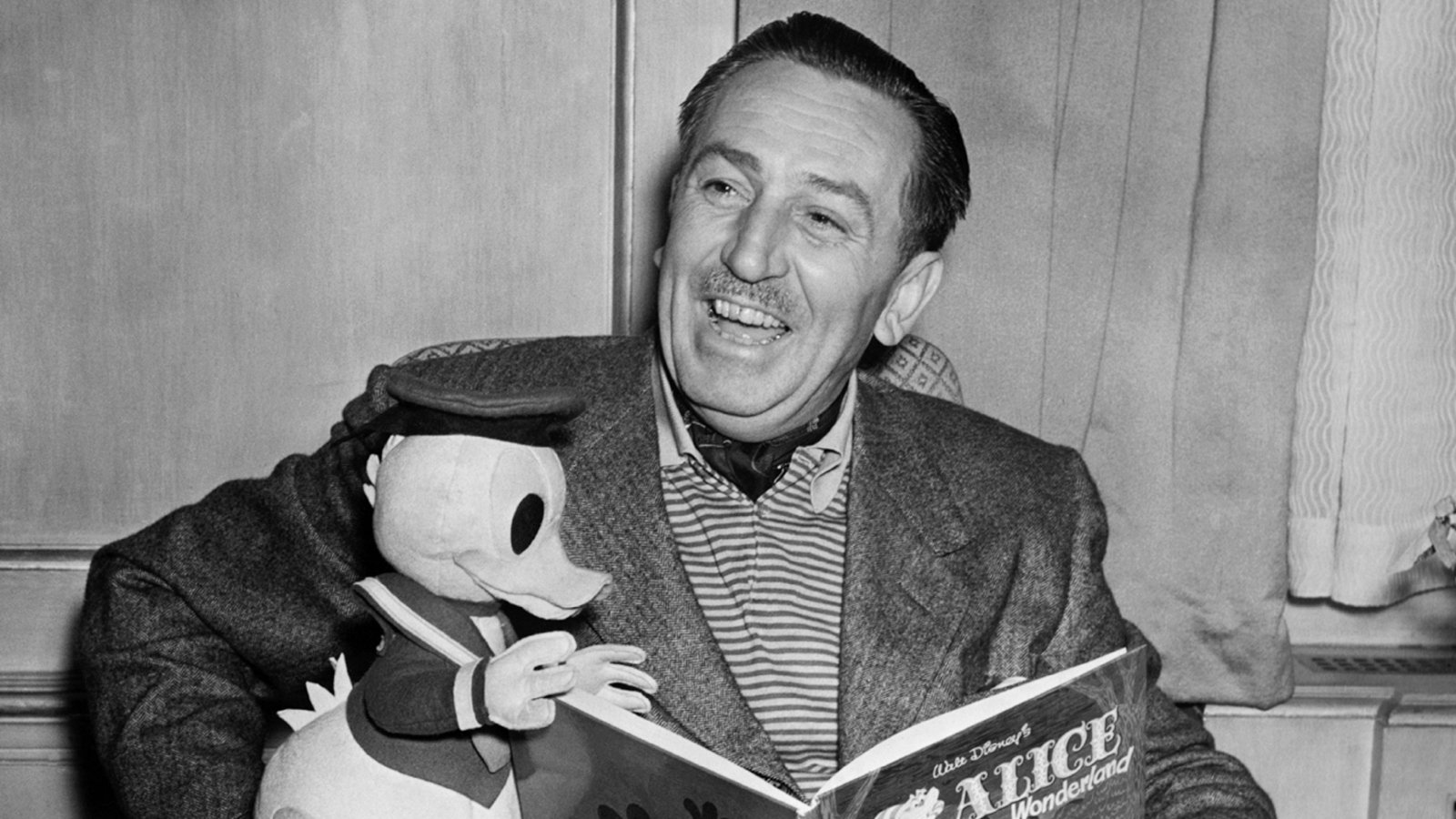 Walt disney was born in 1901. Уолт Дисней. Уолт Дисней 1901 1966. Дисней Уолт фото. Уолт Дисней Пикчерз 1990.