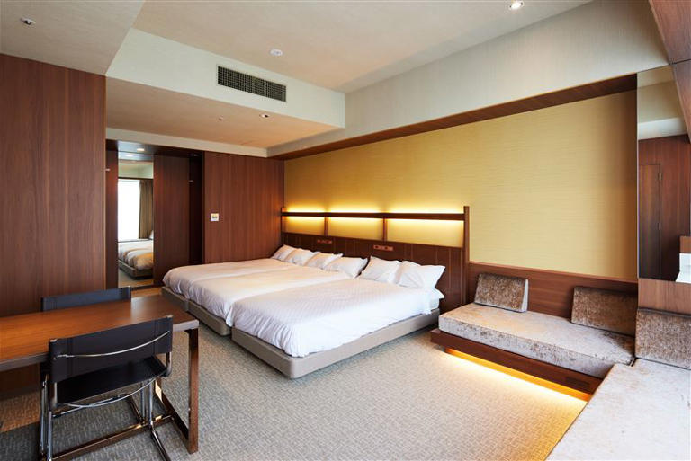 「大阪心齋橋光芒飯店」提供豪華房、雙床房等房型選擇。（圖／Klook提供）