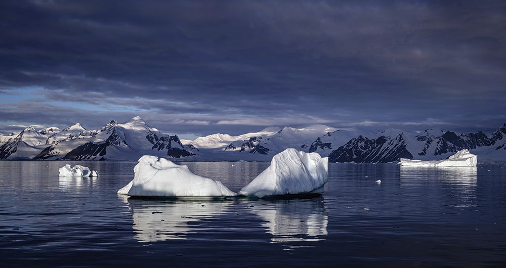 en video: usuario capta el impresionante momento en el que un iceberg emerge del mar