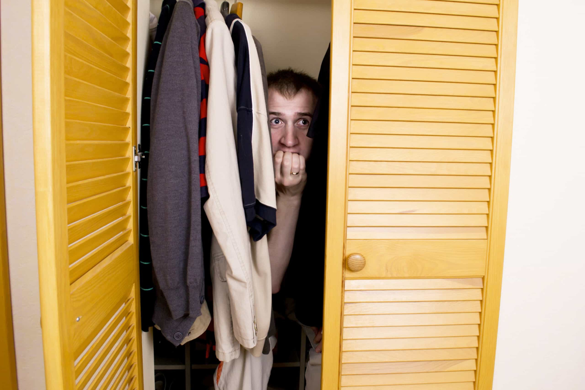 Мужские подглядывания. Человек шкаф. Человек в шкафу спрятался. Мужик в шкафу. Прячется в шкафу.