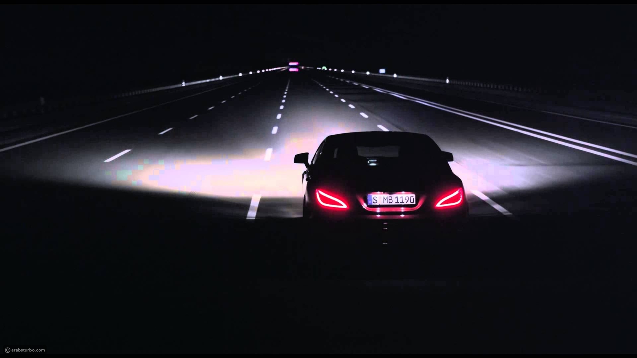 Песни а в машине едет черная машина. Mercedes Benz c63 AMG белая на трассе в потоке. Mercedes Xenon Light. Машина едет в темноте. Автомобиль на ночной дороге.