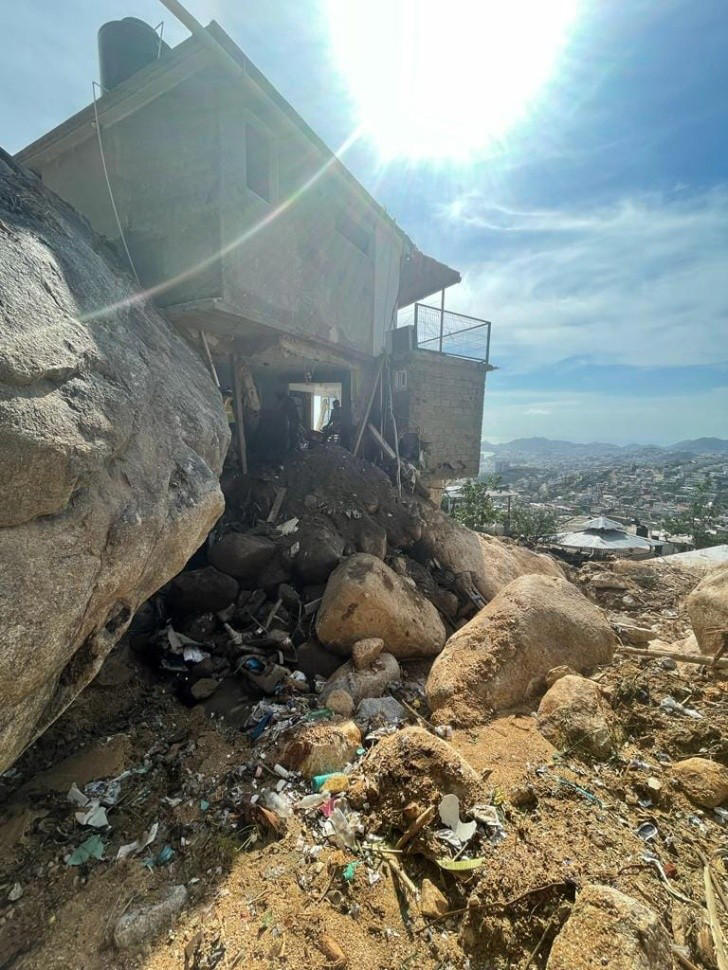 Familia completa es hallada sin vida debajo de los escombros de su casa en Acapulco