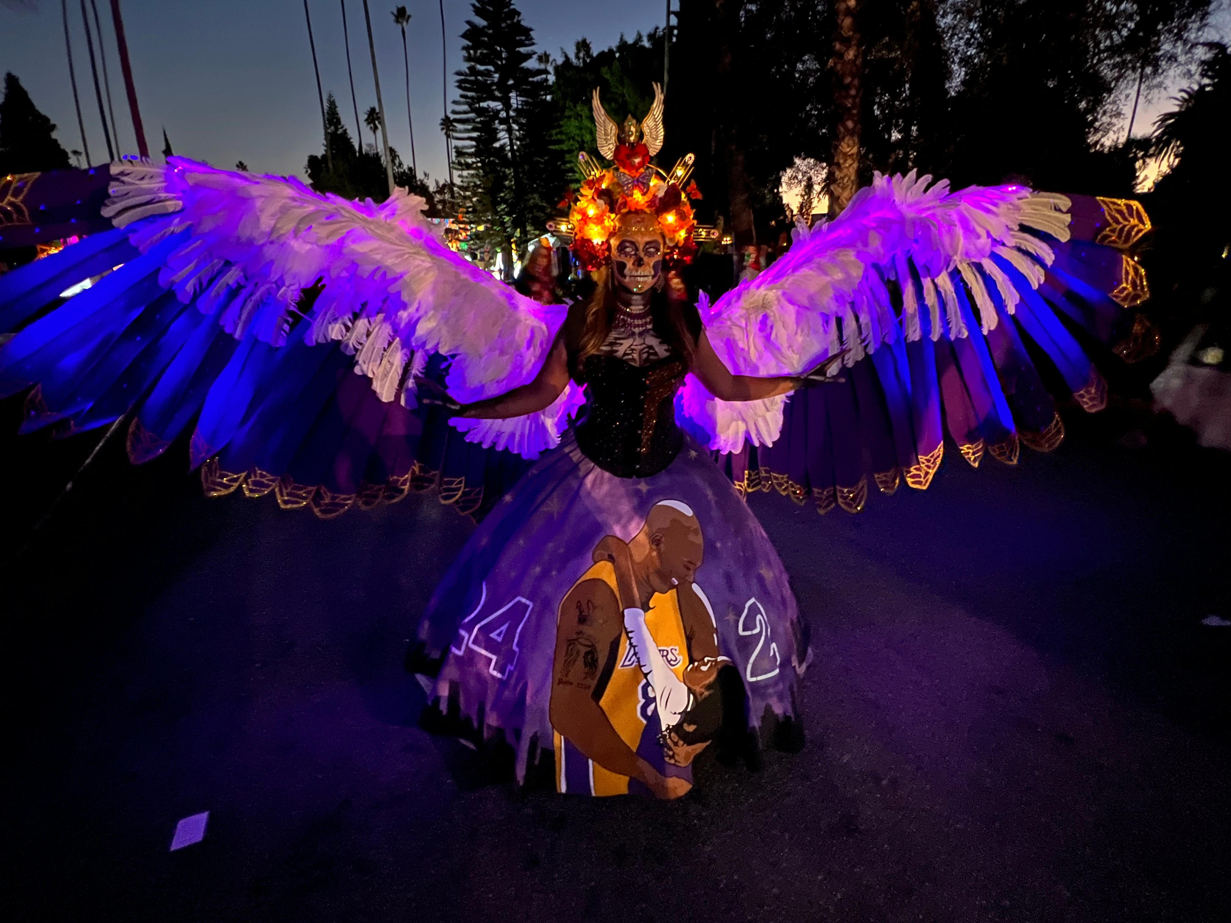 Hand-painted Kobe Bryant dress among most stunning looks at Día de los ...