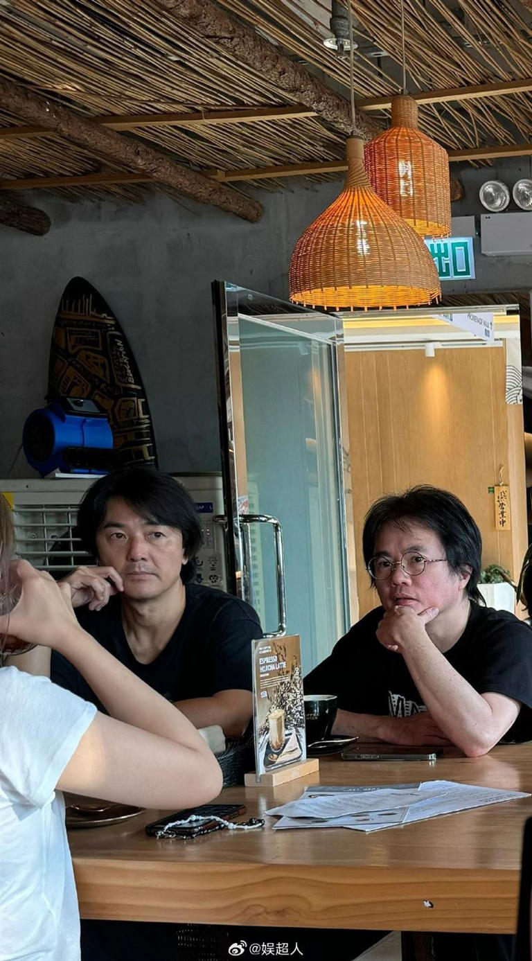 鄭伊健（左）在香港被偶遇，狀態大不如前。（圖／翻攝自微博）