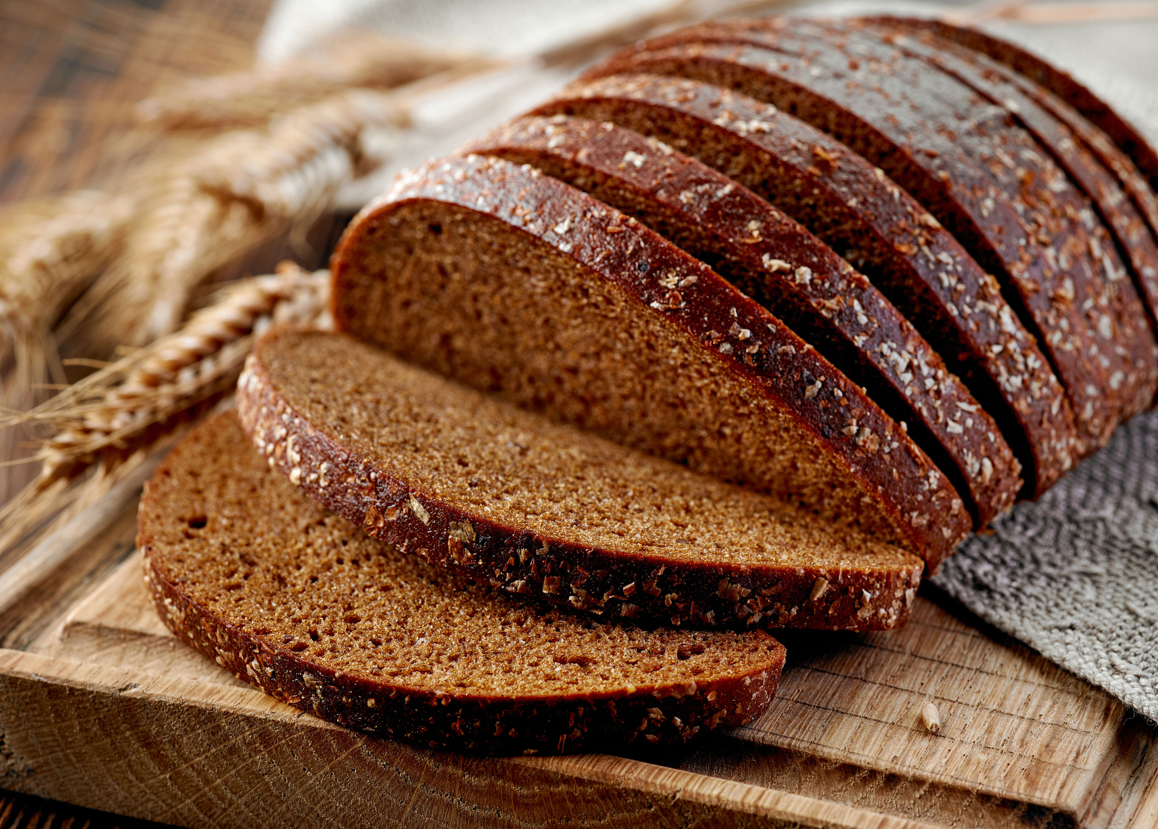 Ржаной гречневый хлеб. Хлеб. Ржаной хлеб. Красивый ржаной хлеб. Хлебо будочные изделия.