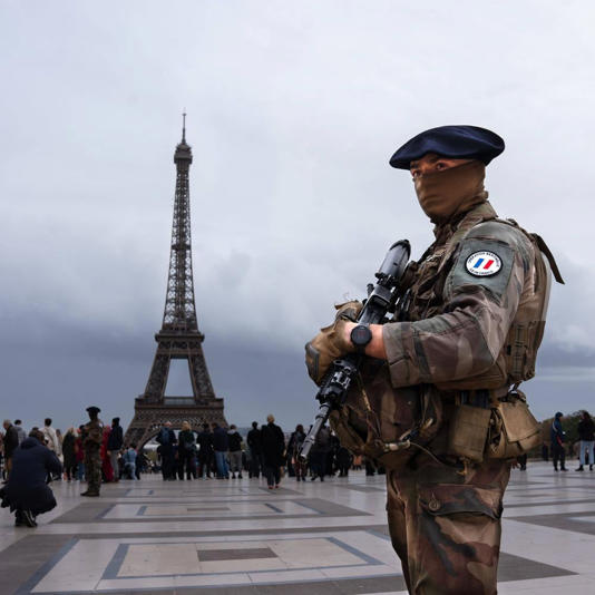 Ein französischer Soldat bewacht den Bereich vor dem Eiffelturm: In Frankreich gilt aktuell die höchste von drei Terrorwarnstufen. Nun hat die Polizei nach einem bedrohlichen Verhalten auf eine verschleierte Frau geschossen. (Archivfoto)