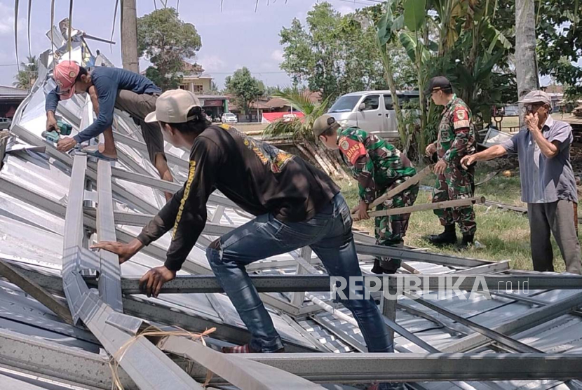 Sejumlah Warung Rusak Akibat Pendaratan Helikopter, TNI Pastikan Ganti ...