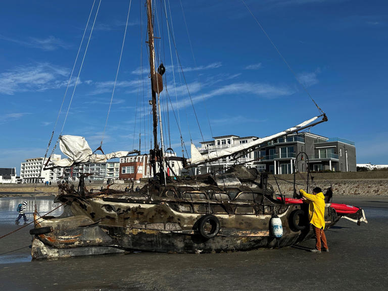 Marke Eigenbau: Am Weststrand der Insel Norderney ist ein eigenartiges Segelschiff gestrandet.
