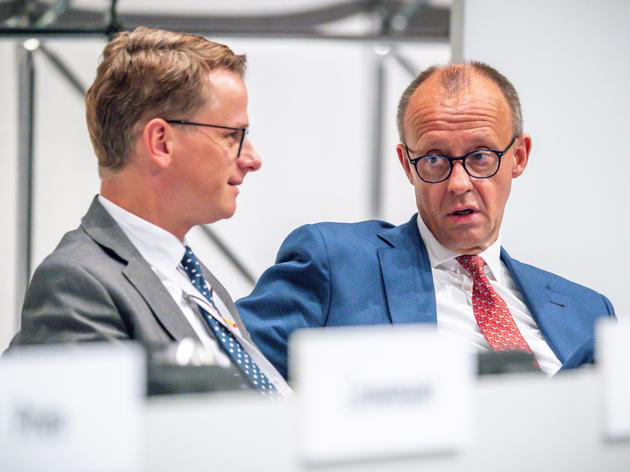 CDU-Vorsitzender Friedrich Merz (r.) spricht mit Generalsekretär Carsten Linnemann beim Bundesparteitag der CDU. (Archivfoto)