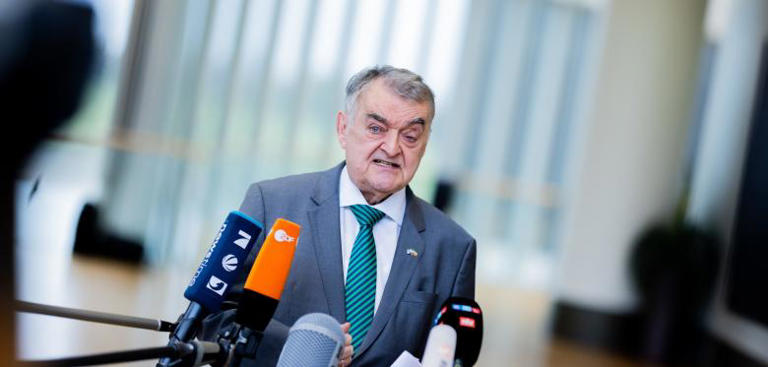 NRW-Minister Reul fordert vom Bund Verbot islamistischer Gruppen