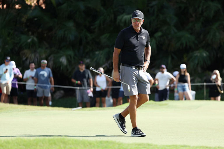 "You're all in trouble" - Phil Mickelson expresses support for criticisms against PGA Tour Chief's handling of LIV Golf