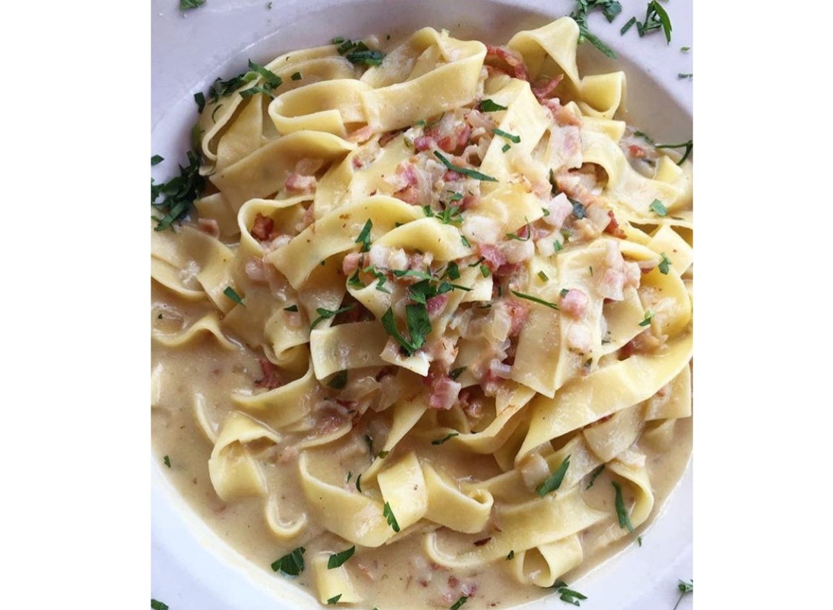 10 Restaurant Chains With the Best Fettuccine Alfredo