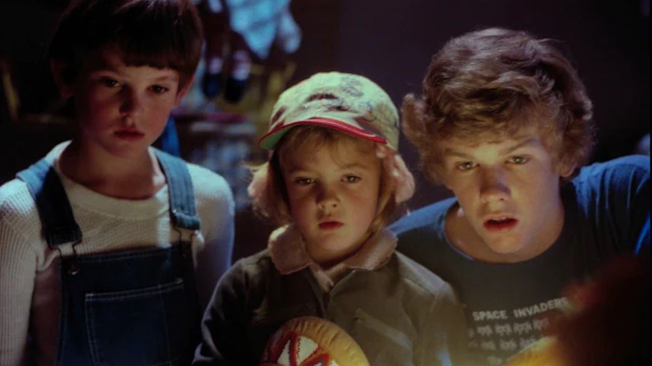 <p>                     <em>E.T. The Extra-Terrestrial</em> was supposed to have a much different ending one in which Elliott (Henry Thomas) was still in contact with his alien friend, based on what Robert MacNaughton, who played the older Taylor brother, revealed to <a href="https://www.yahoo.com/entertainment/e-t-35-older-bro-robert-macnaughton-tells-d-harrison-fords-weird-al-elvis-costello-202826034.html">Yahoo! Movies</a>. The scene was scripted, but luckily Steven Spielberg went with the more emotional sendoff.                   </p>