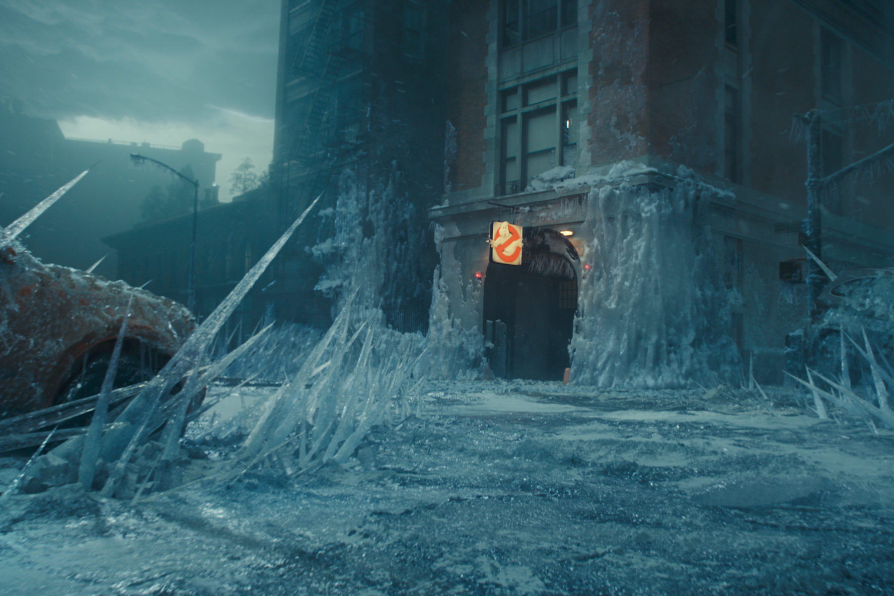 Охотники за привидениями леденящий ужас кому посвящается. GHOSTBUSTERS Frozen Empire. Ледяной призрак. GHOSTBUSTERS Frozen Empire poster. GHOSTBUSTERS Frozen Empire 2024 poster.