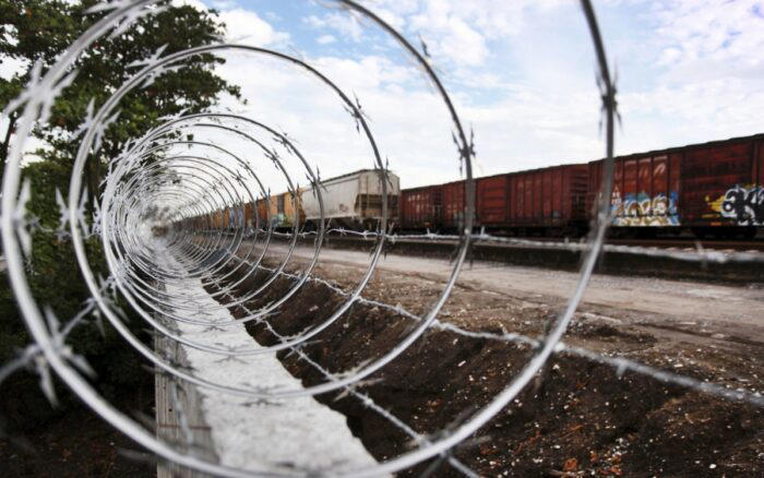 AMLO decretará que empresas de trenes carga también transporten pasajeros