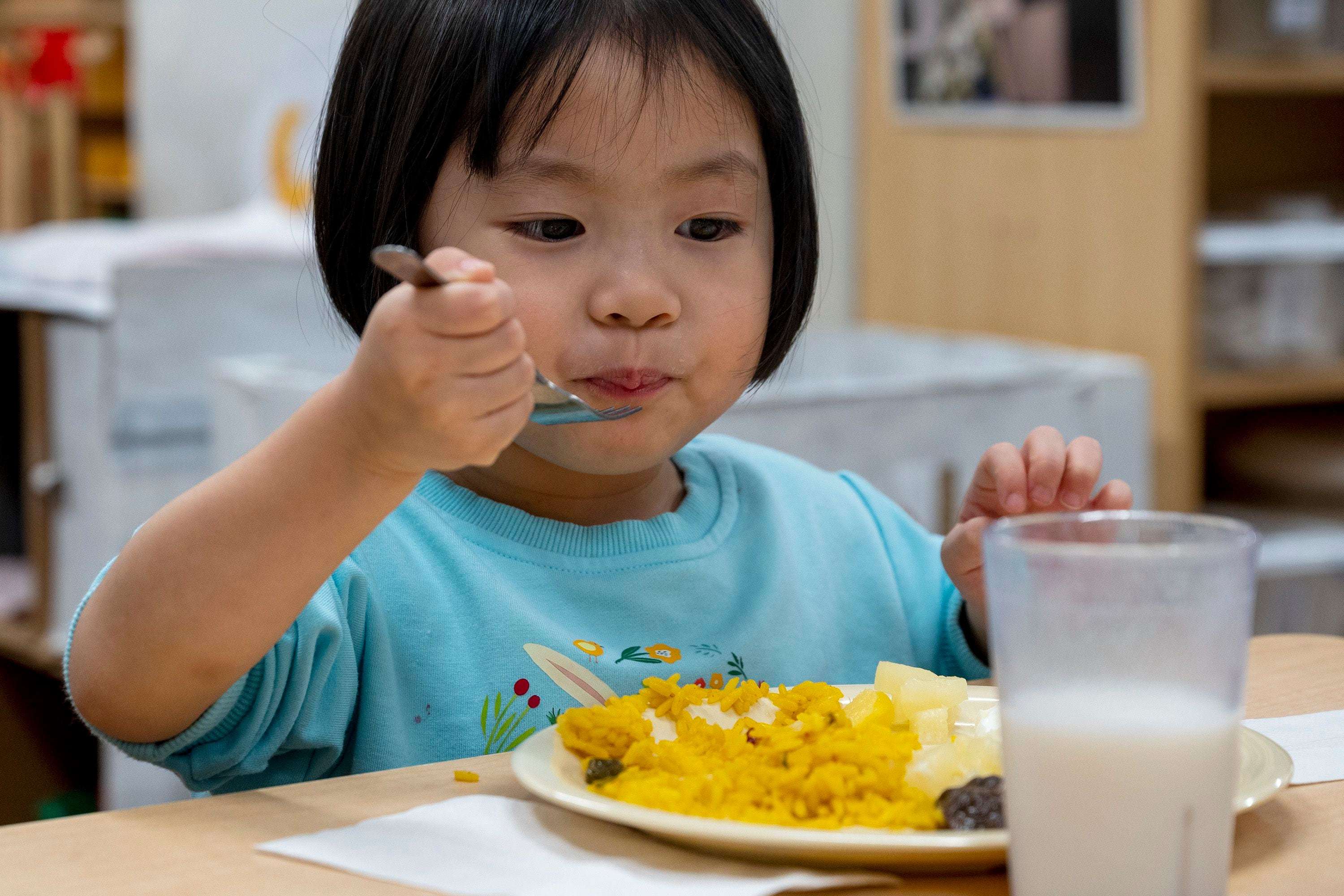 Start lunch. Ребенок Азиат кушает. Дети азиаты едят фрукты. Бэби овощи. Правильное питание детей азиаты.