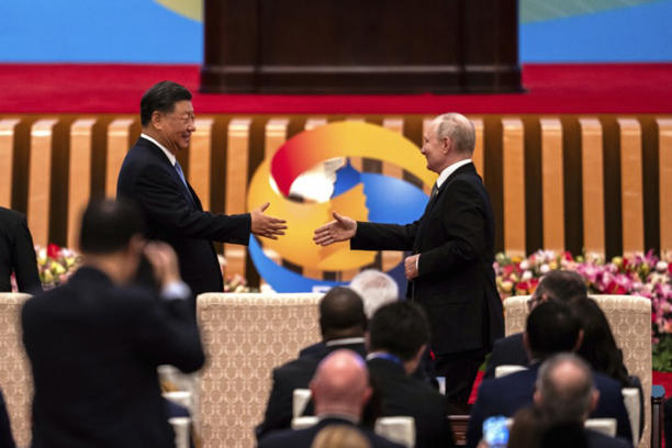 2023年10月18日，中國國家主席習近平和俄羅斯總統普京在北京人民大會堂的「一帶一路」論壇上握手。（美聯社）