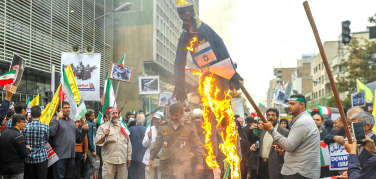 Teheran, 4. November: Anhänger von Irans Regime verbrennen eine Puppe, die Israels Regierungschef Benjamin Netanjahu darstellen soll Getty Images/Majid Saeedi