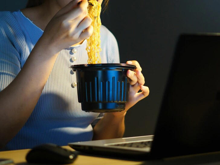 寝る前の食事はなぜいけないのでしょうか？ 夕食が遅くなって、寝る前に食べると太ることを気にする人は多いかもしれませんが、実は睡眠の質にも悪い影響があります。わかりやすく解説します。