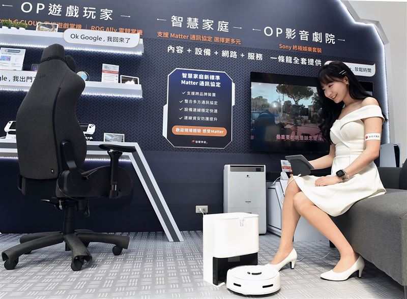 台灣大哥大「智慧家庭」專區展示12月即將電信獨賣、世界最小SwitchBot K10+智慧掃地機，搭配Google智慧音箱聲控，感受智慧居家便利性