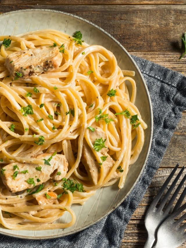 What To Eat with Alfredo: 25 Best Side Dishes to Serve