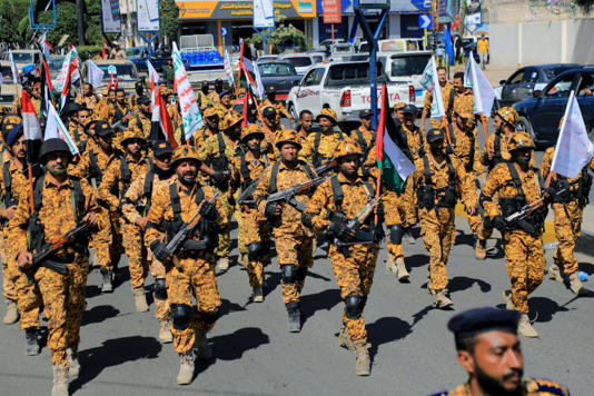 Des forces loyales aux rebelles houthis défilent dans les rues de la capitale yéménite Sanaa en solidarité avec les Palestiniens le 15 octobre 2023 AFP