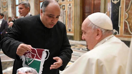 Papa recebe camisa e bandeira do Fluminense. Foto: Divulgação/