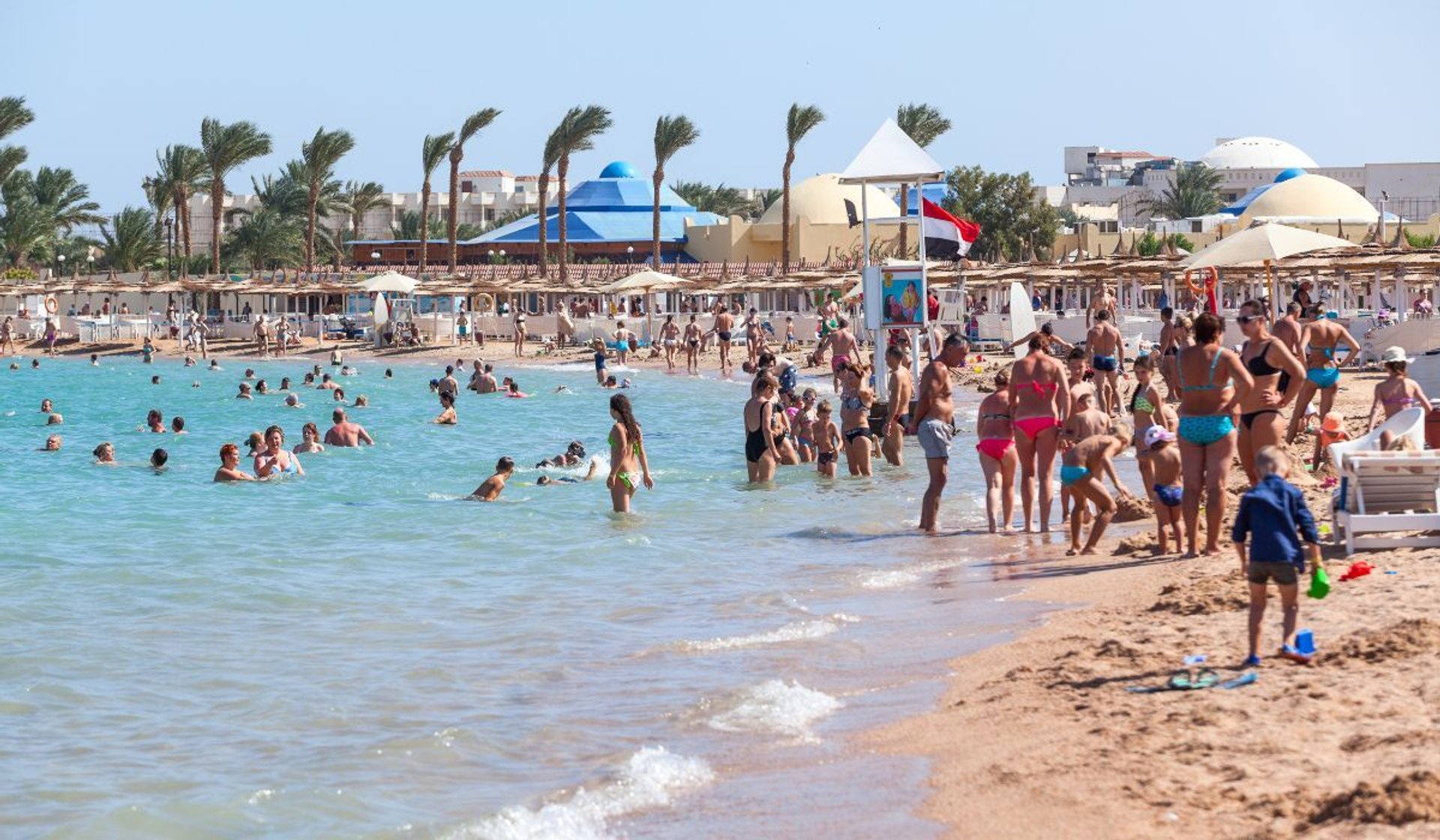 Температура красного моря хургада. Египет пляж. Люди на пляже. Хургада пляж. Египет люди на пляже.