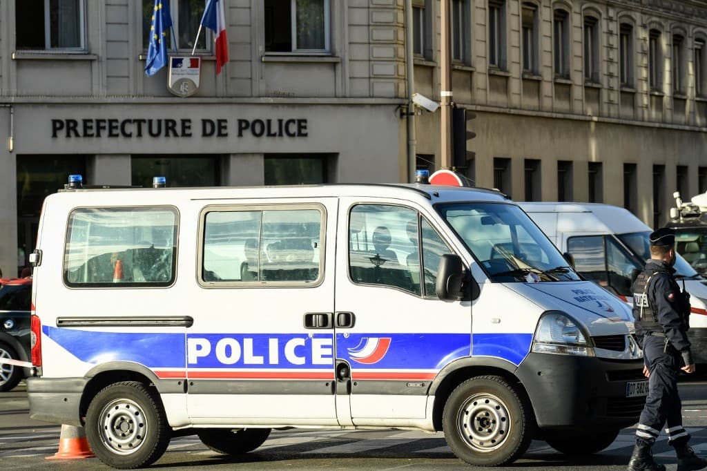 Paris Un Homme Poignard Mort Sa Femme Plac E En Garde Vue