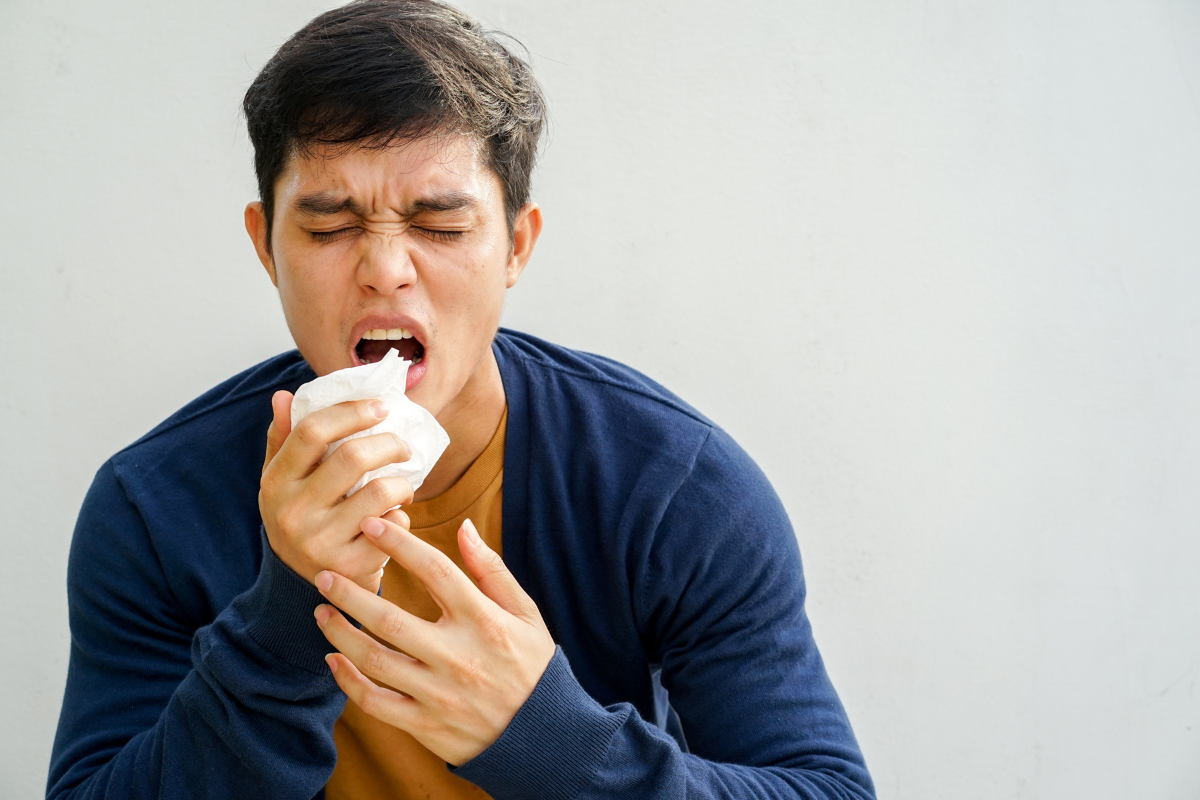 Sneezing man. Человек хочет чихнуть. Чихание. Мужчина чихает.