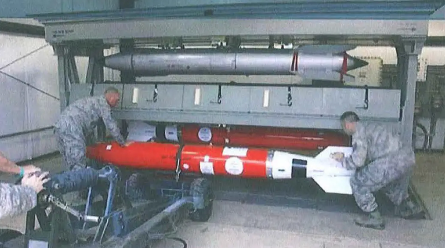 Б 61 12. Авиабомбы b61-12. Термоядерные бомбы b61-12. Ядерная бомба США b61-12. Ядерная. B61-12.